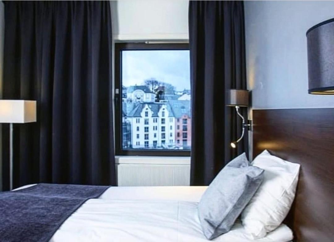 Four Monkeys Hotel Ålesund Buitenkant foto