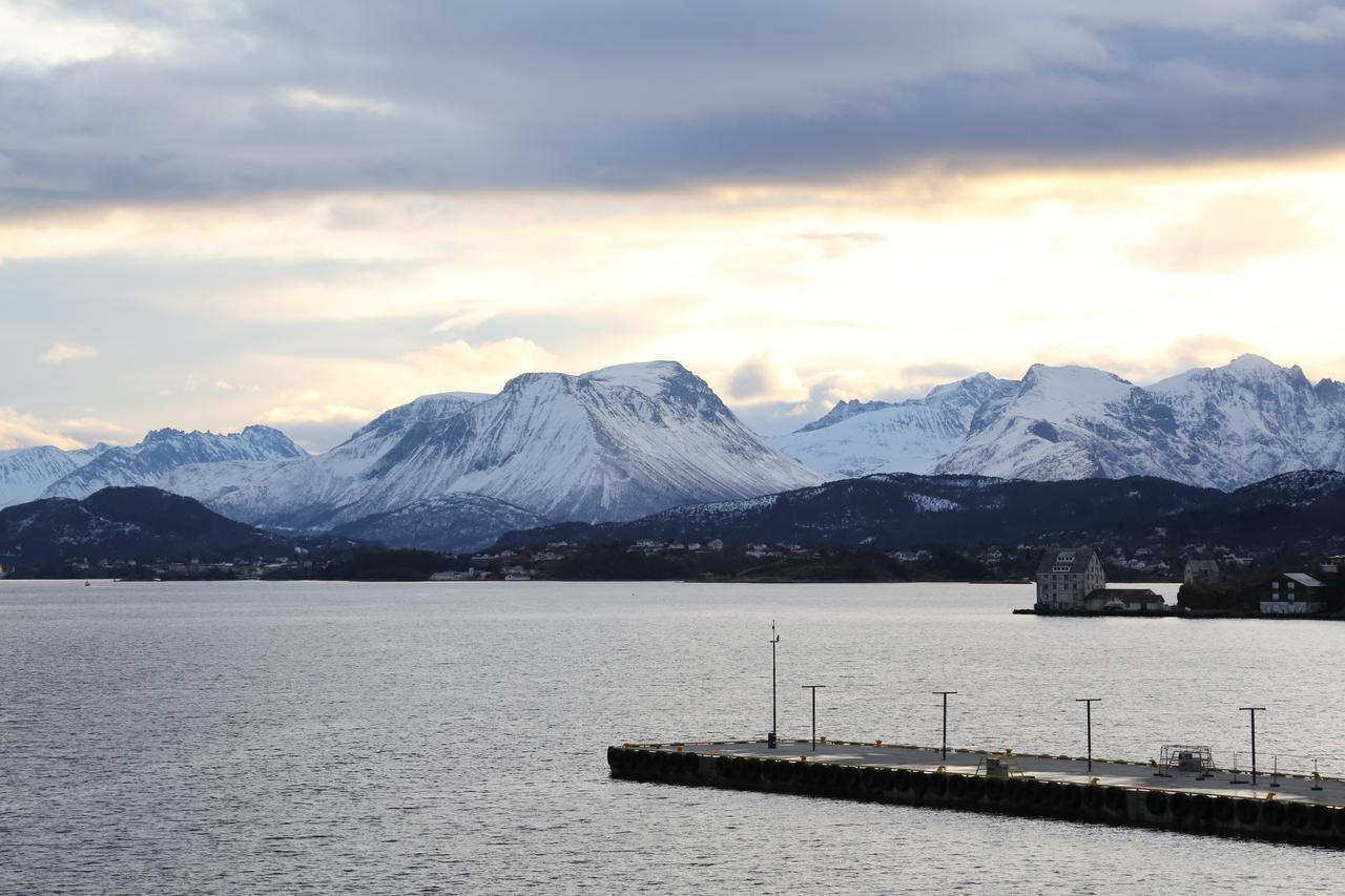 Four Monkeys Hotel Ålesund Buitenkant foto