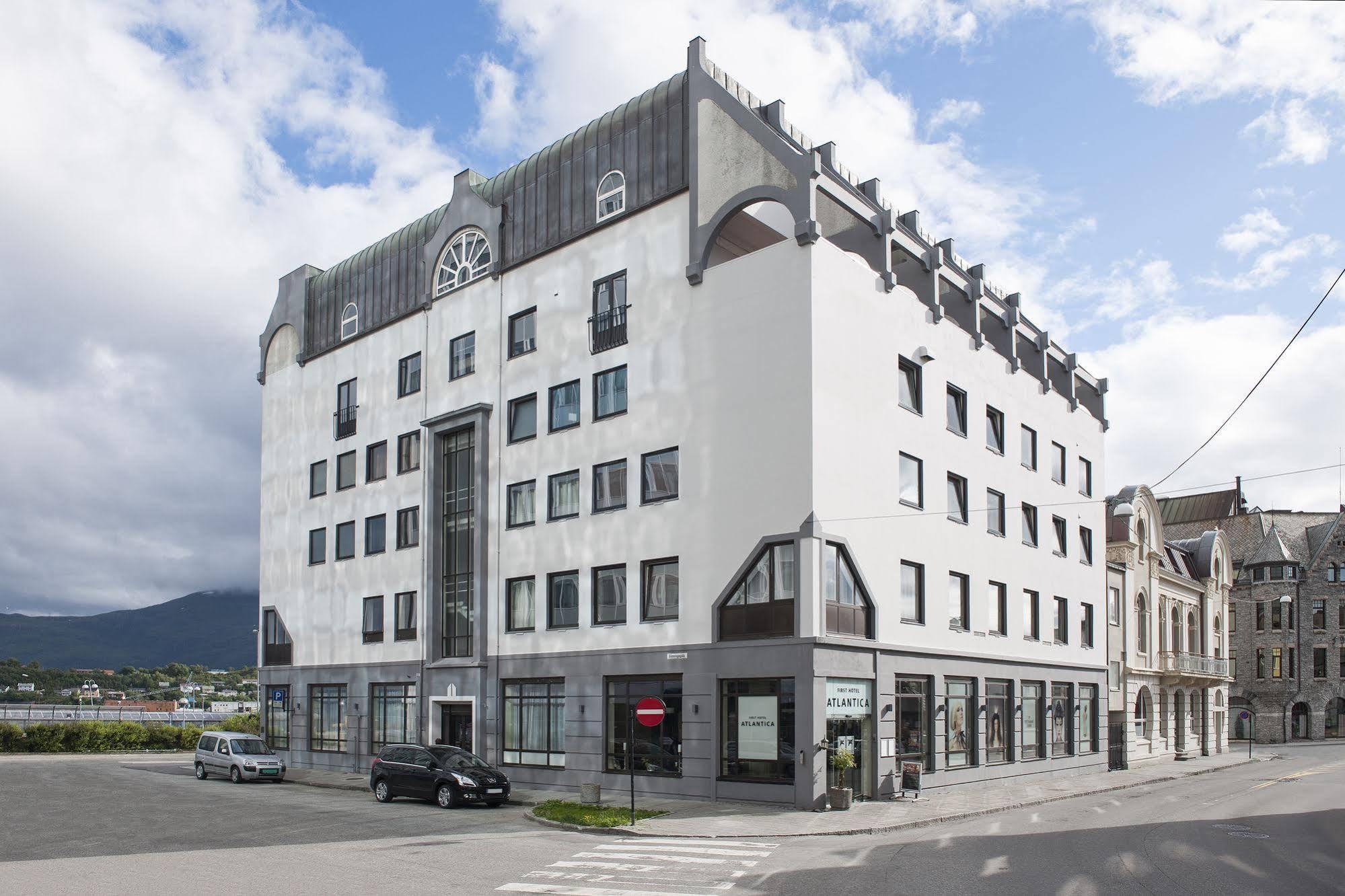 Four Monkeys Hotel Ålesund Buitenkant foto