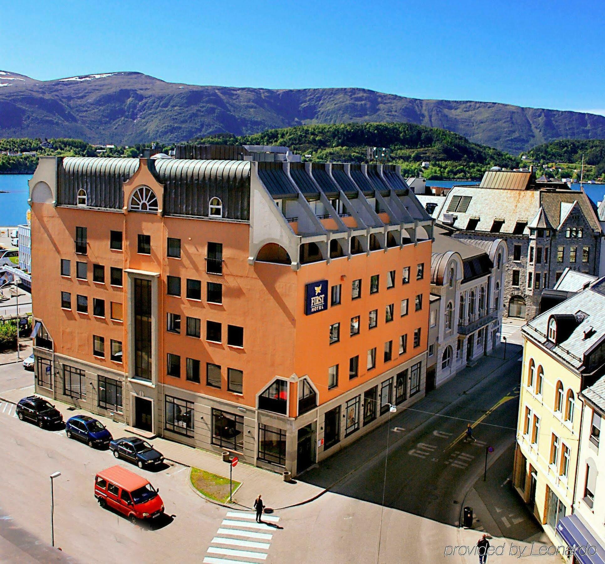 Four Monkeys Hotel Ålesund Buitenkant foto